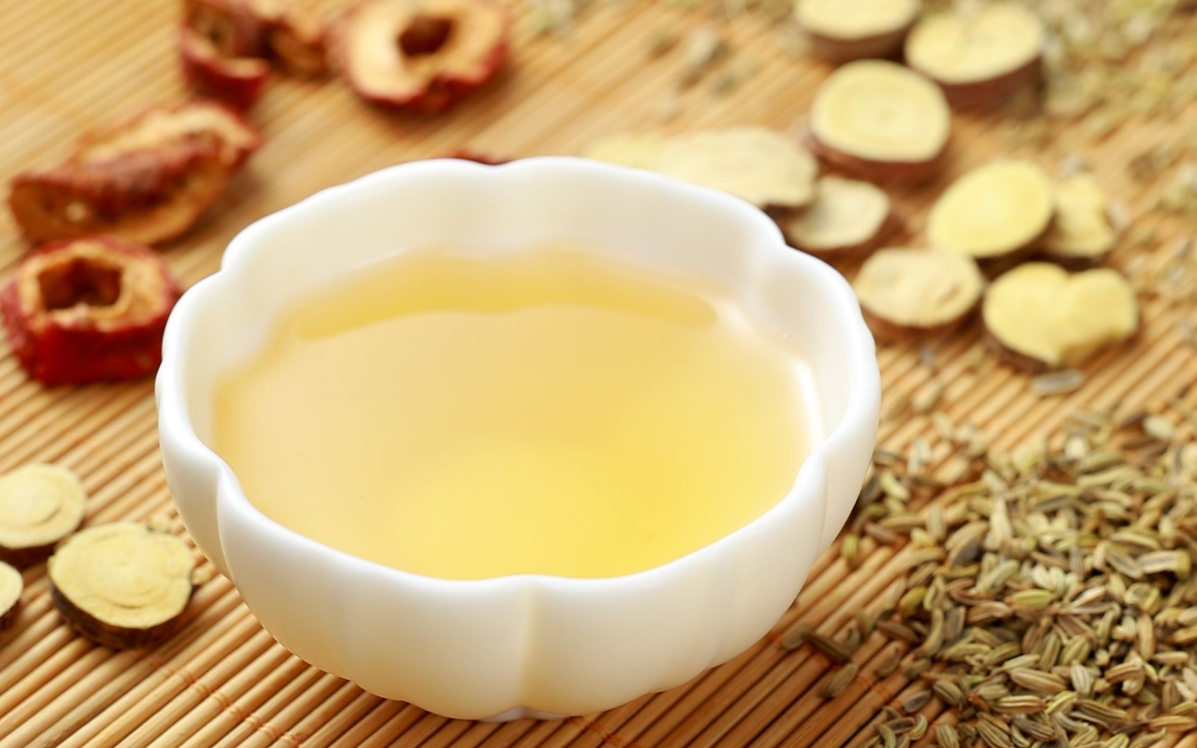 冬天来了,降温了,我们可以喝一杯红香茶,暖暖身体.