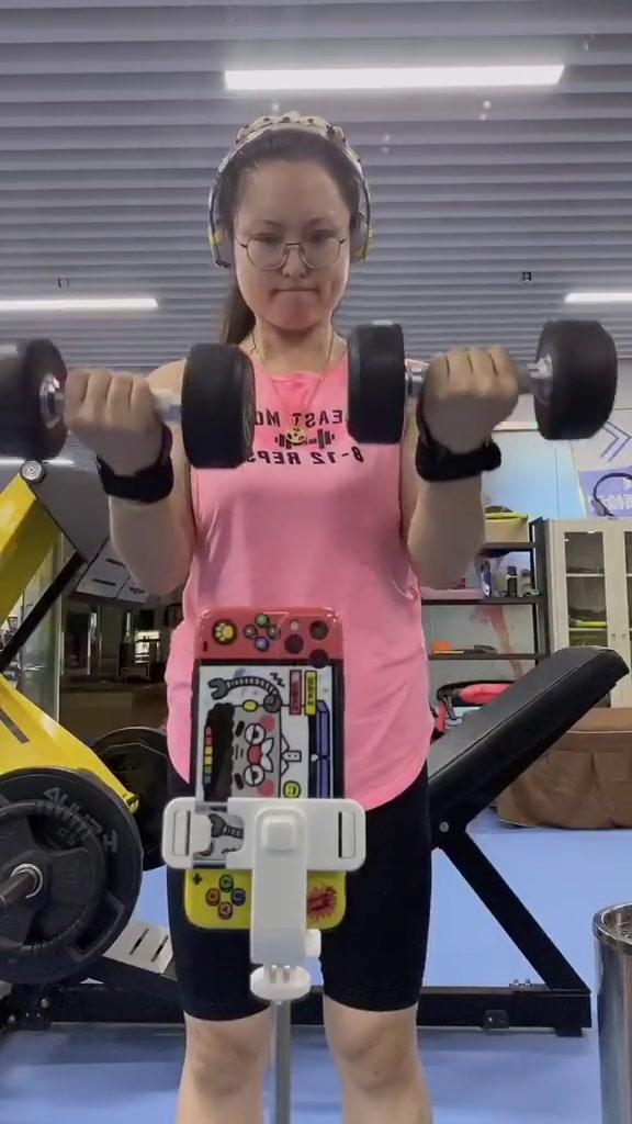 撸铁 撸铁女孩 健身女神 健身打卡 练胸 举铁 肌肉女(1)