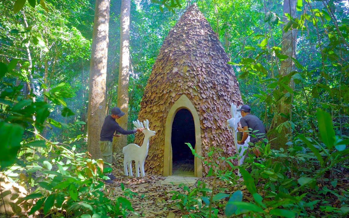 在丛林中建造造型现代的美丽树叶屋