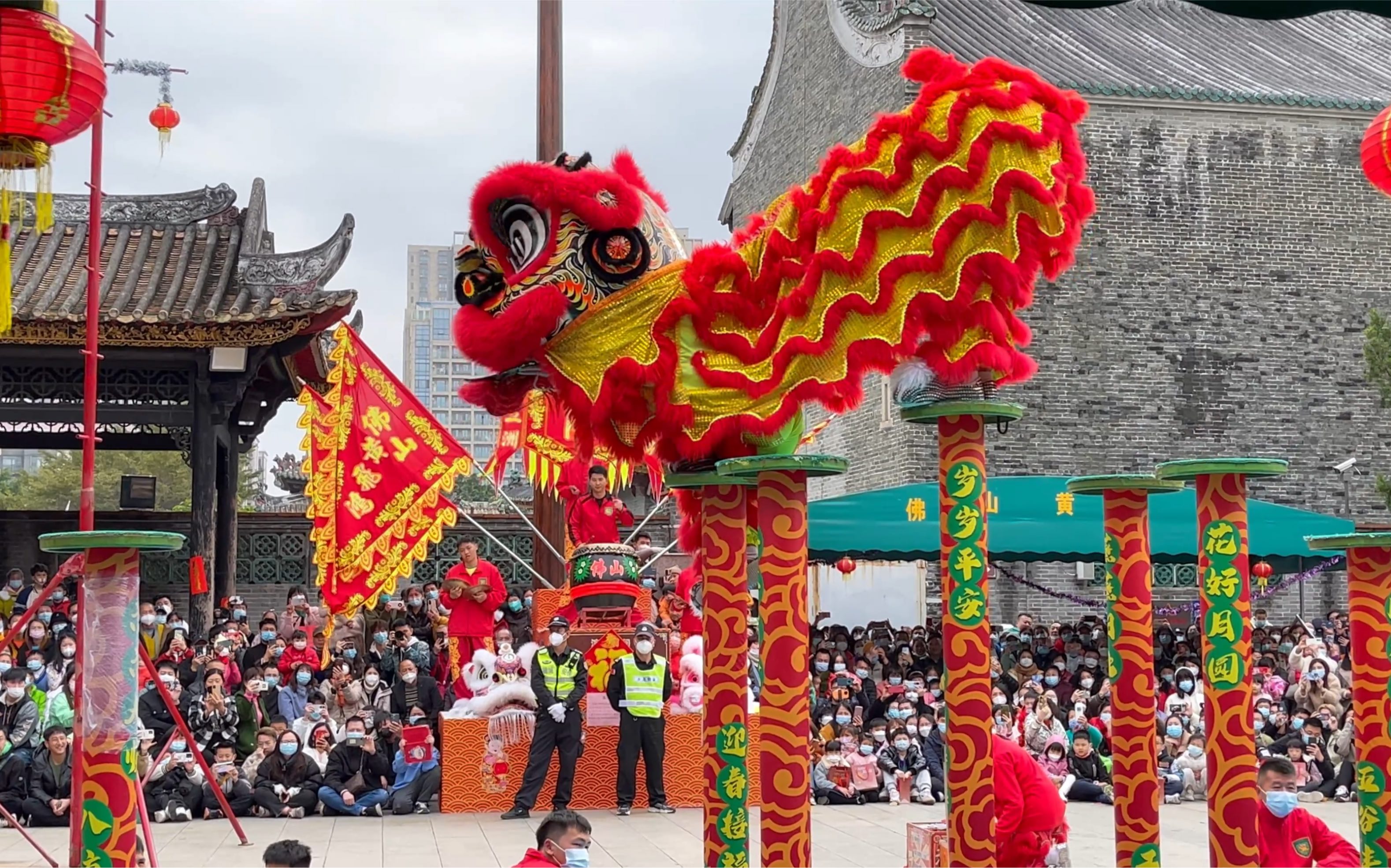 广东佛山祖庙黄飞鸿纪念馆醒狮汇演贺新春,现场气氛热烈太精彩了