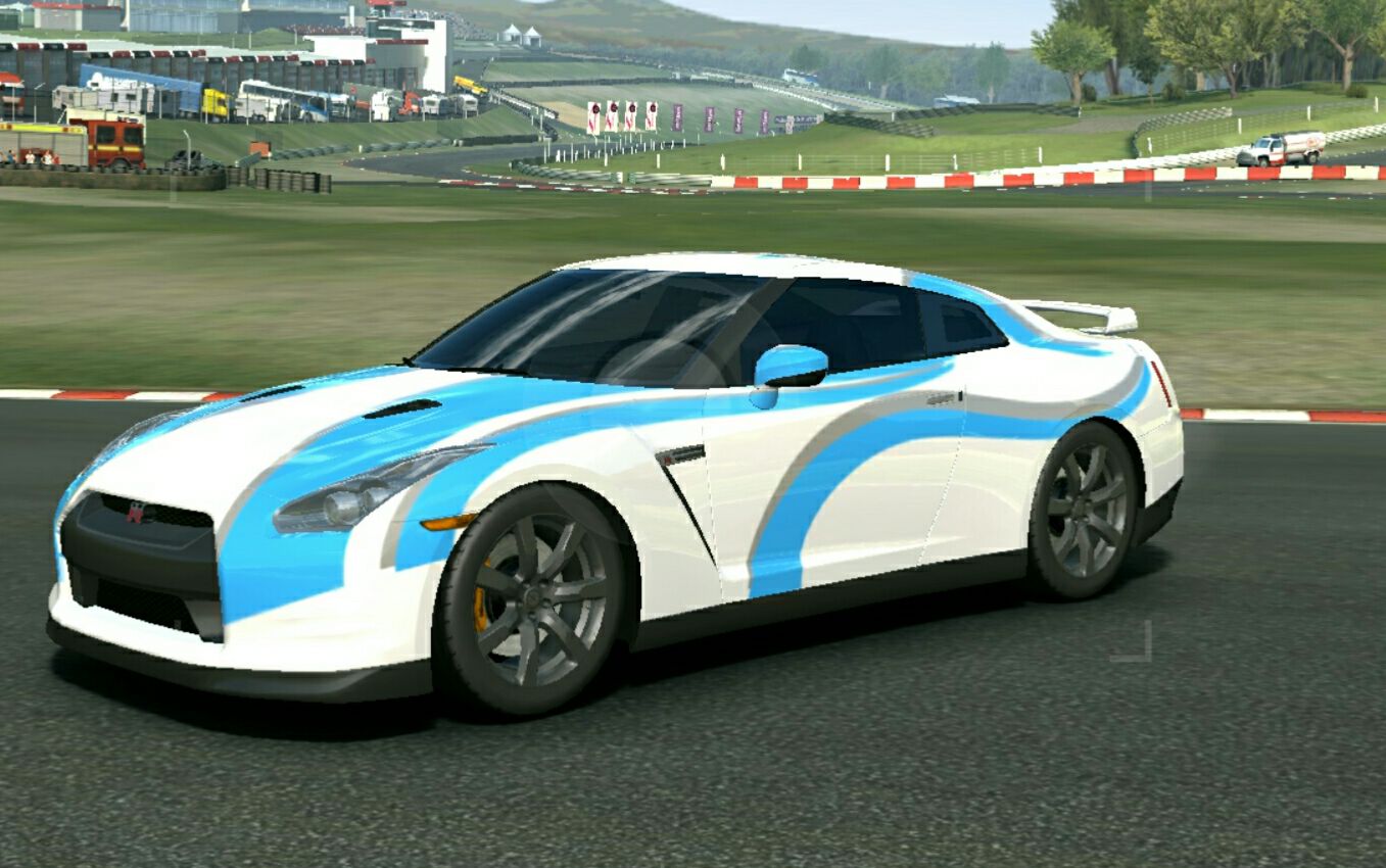 君真实赛车3天依色gtr漂移侧滑