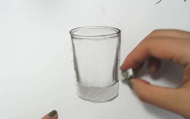 【素描教程简单学】美院老师让你轻松学会画玻璃杯(5)