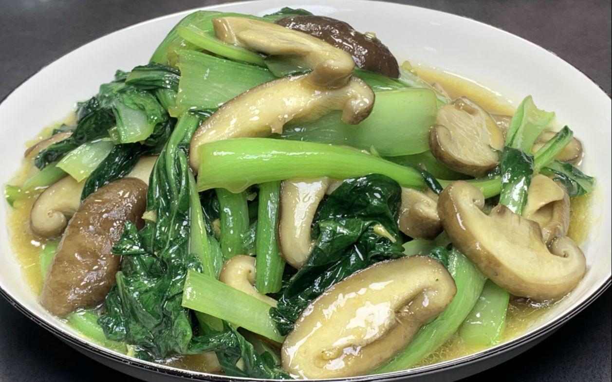 【香菇炒油菜】香菇油菜这样炒，非常简单，十分美味，下饭。_哔哩哔哩_bilibili