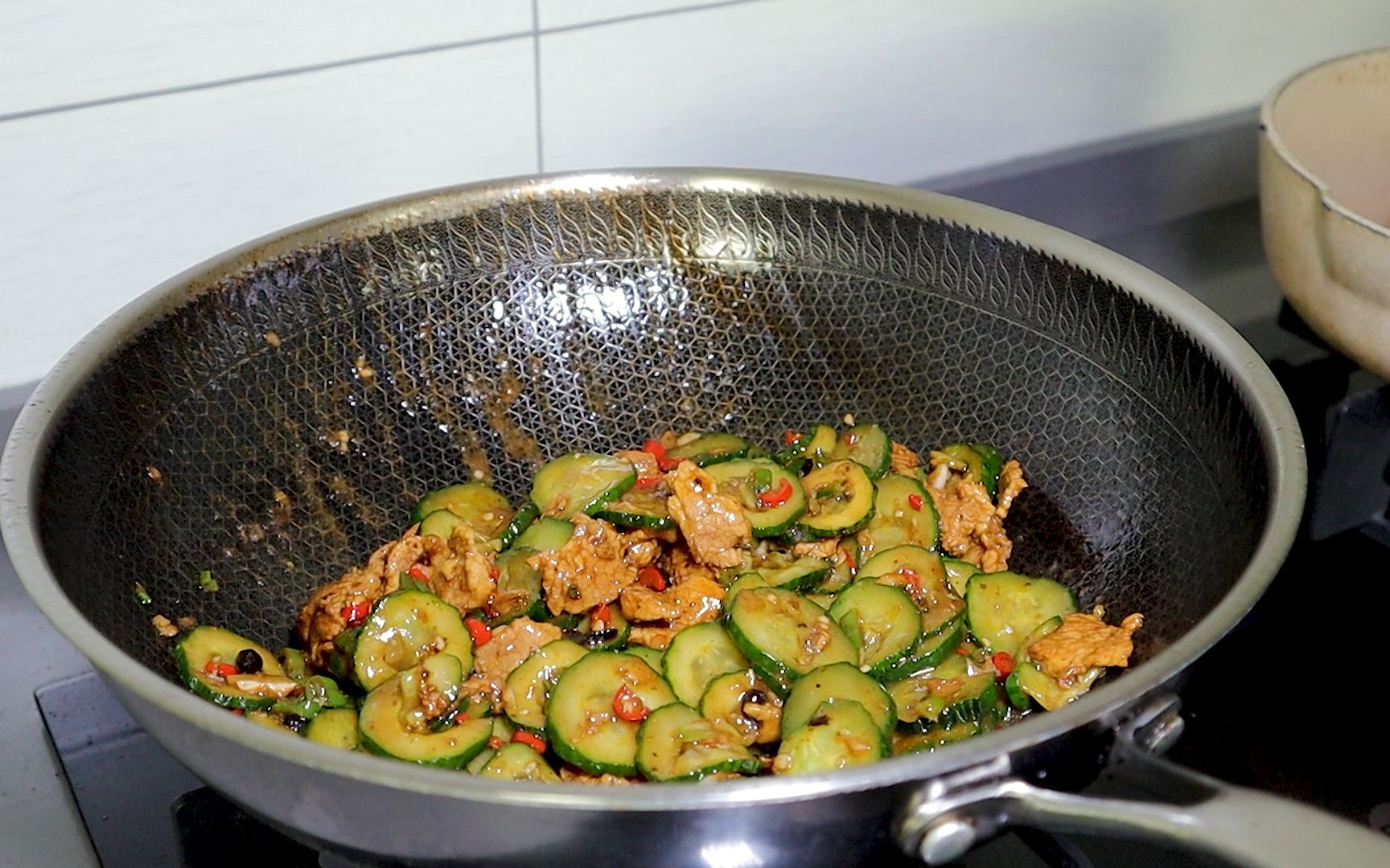 黄瓜终于学会最好吃的做法，简单炒一下清爽解腻，做法还特别简单_哔哩哔哩_bilibili