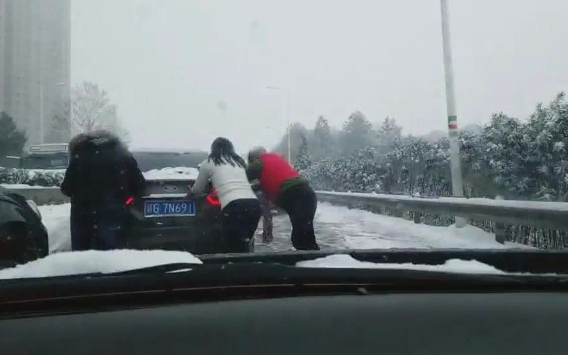 [图]正能量，漂移车手雪中高速上为滞留奔驰司机送温暖，大雪无情人有情！助人为乐 好人一生平安