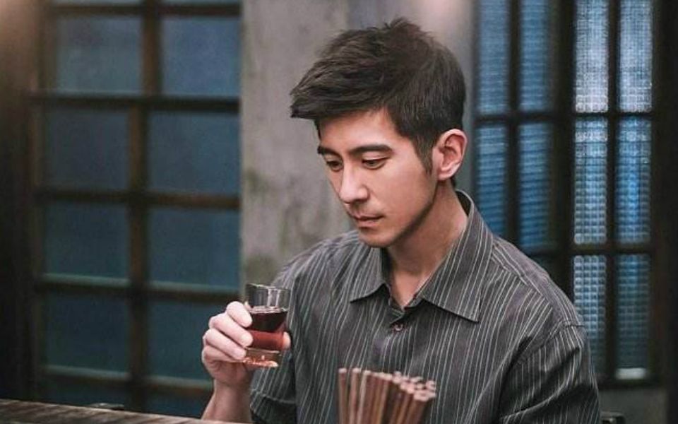 修杰楷晒与女儿合影 咘咘波妞爬爸爸怀里超可爱