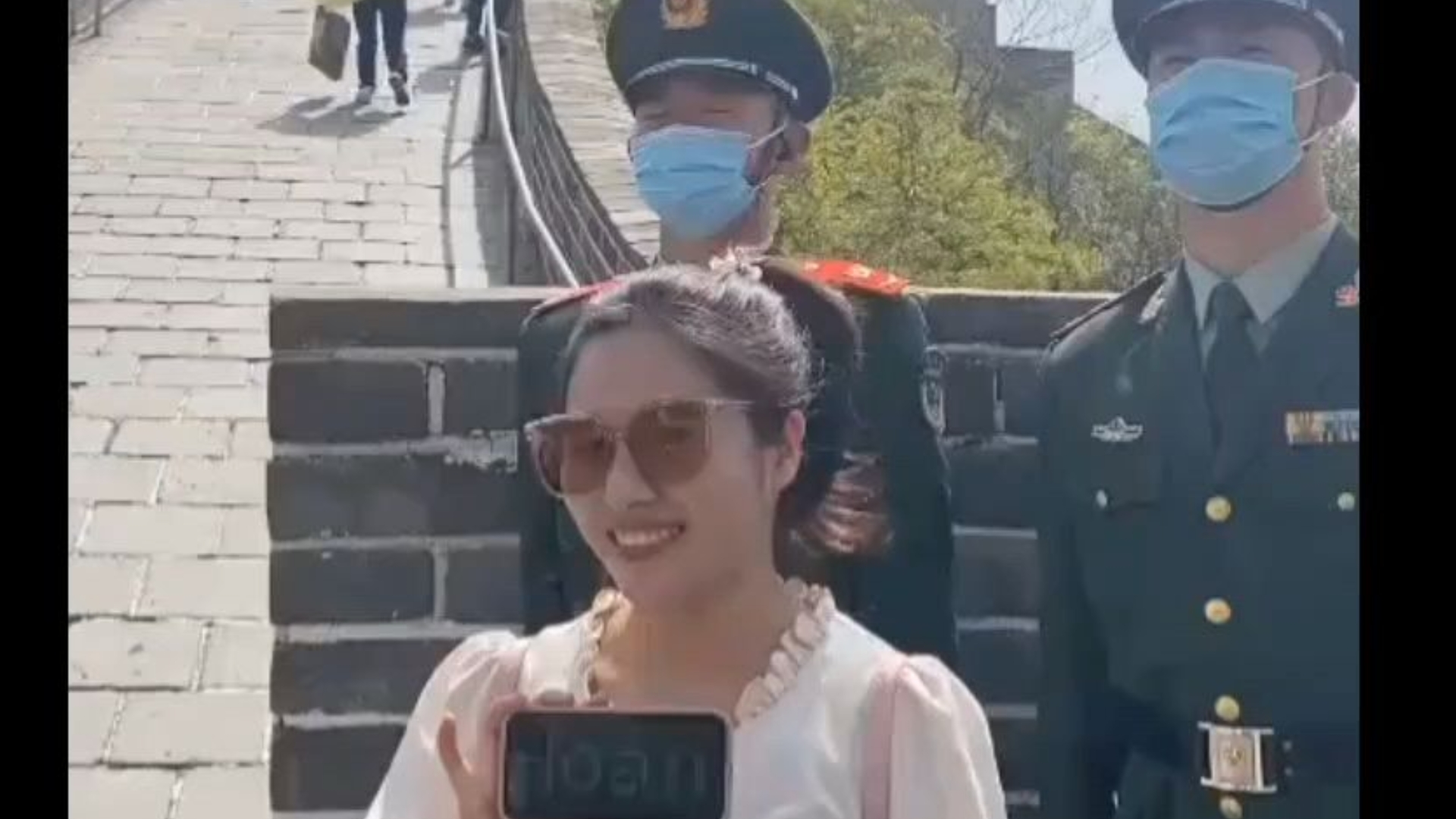 TikTok越南游客站在中国军人面前手机播放“西沙南沙属于越南”的标语