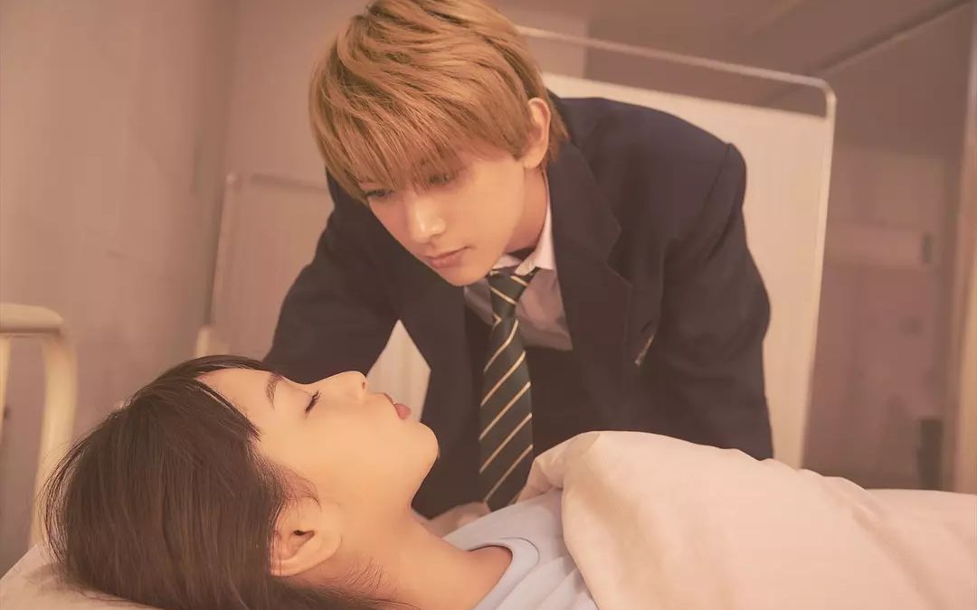 一对夫妻和另一对夫妻谈恋爱,结果他们的孩子也