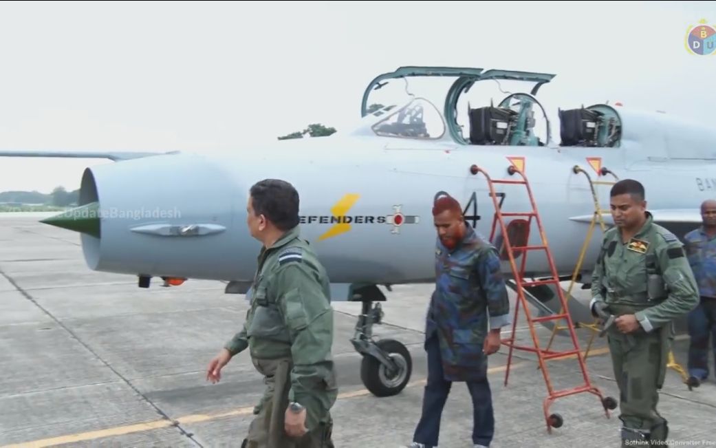 孟加拉国空军参谋长试驾中国造歼