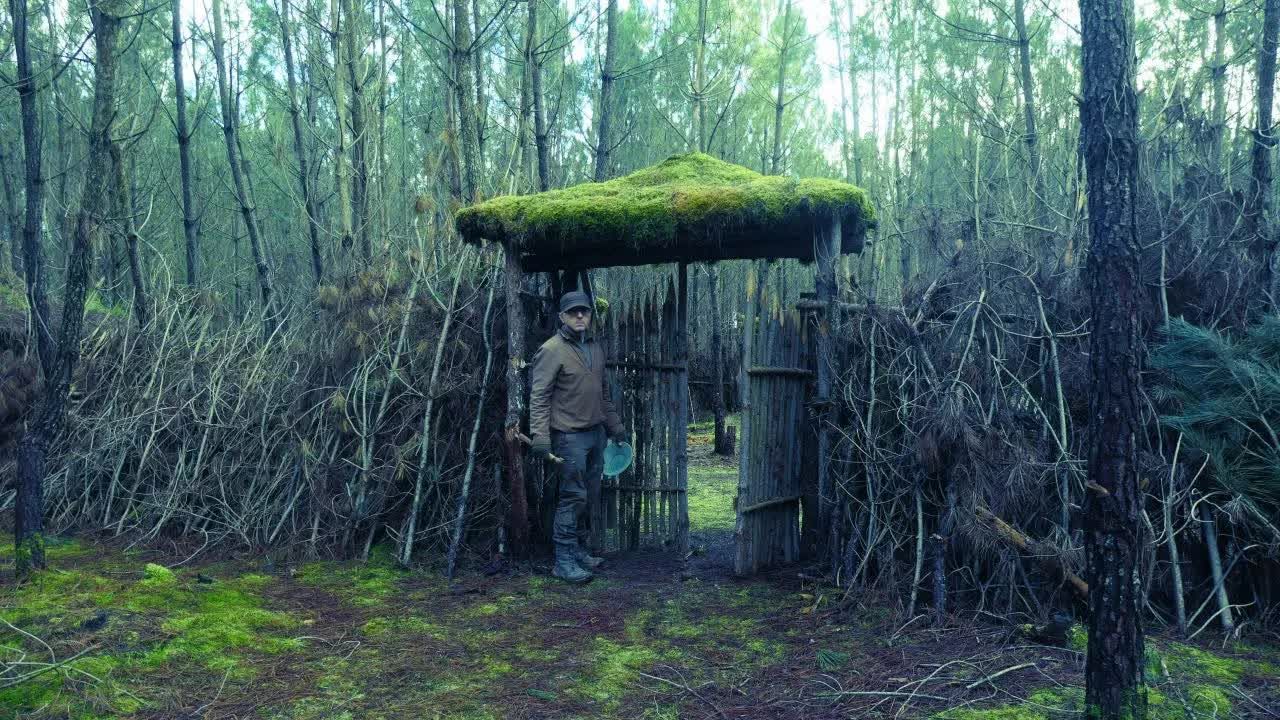 在森林深处户外独自丛林生存