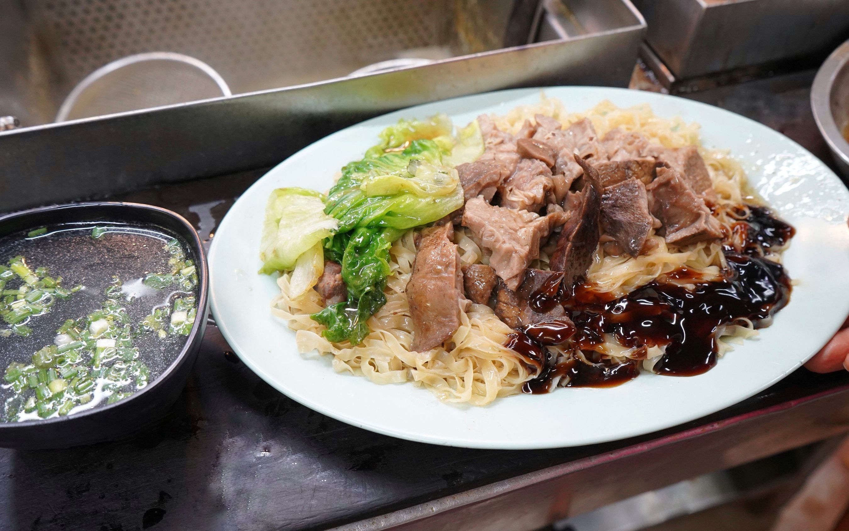 香港原创【牛杂捞面】一大碟 (猪红 猪皮 猪肠)车仔面非常吸引