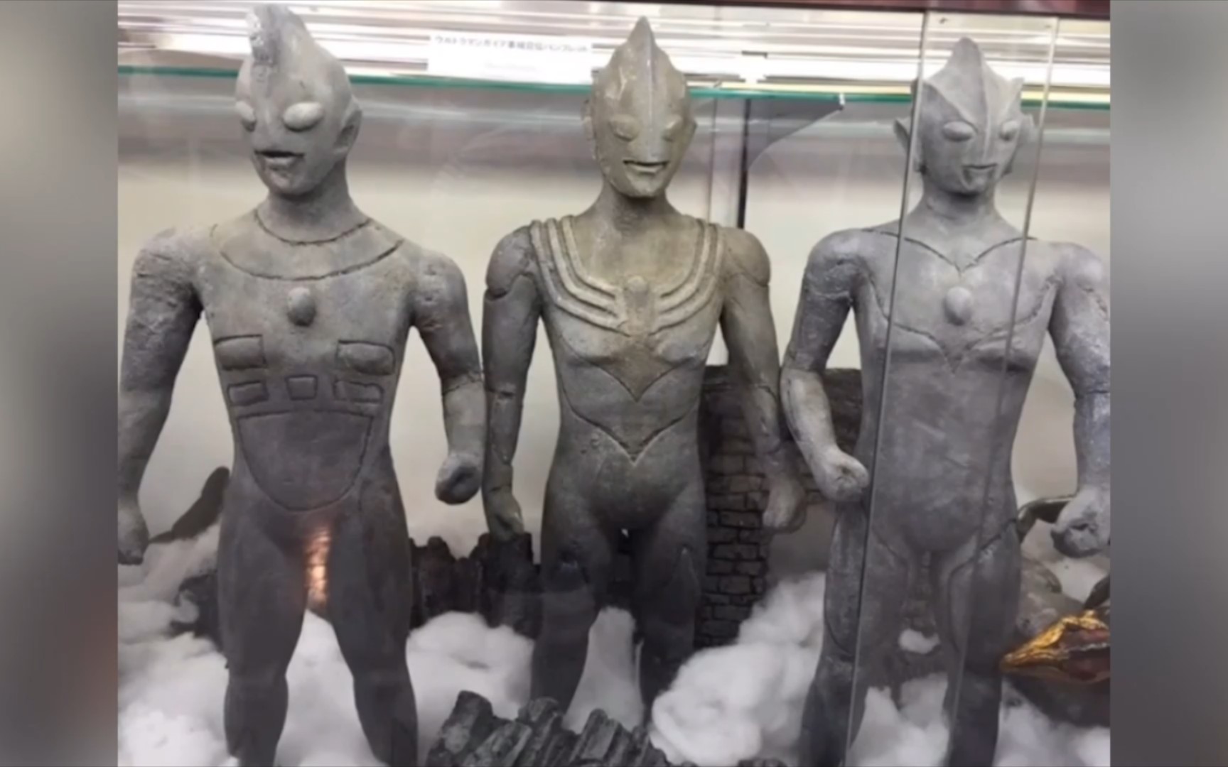 奥特曼冷知识解析:迪迦奥特曼石像旁边的两奥到底是谁?