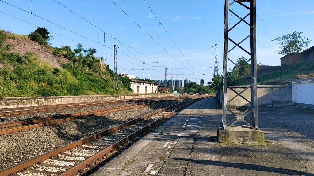 客车5612进椑木镇站