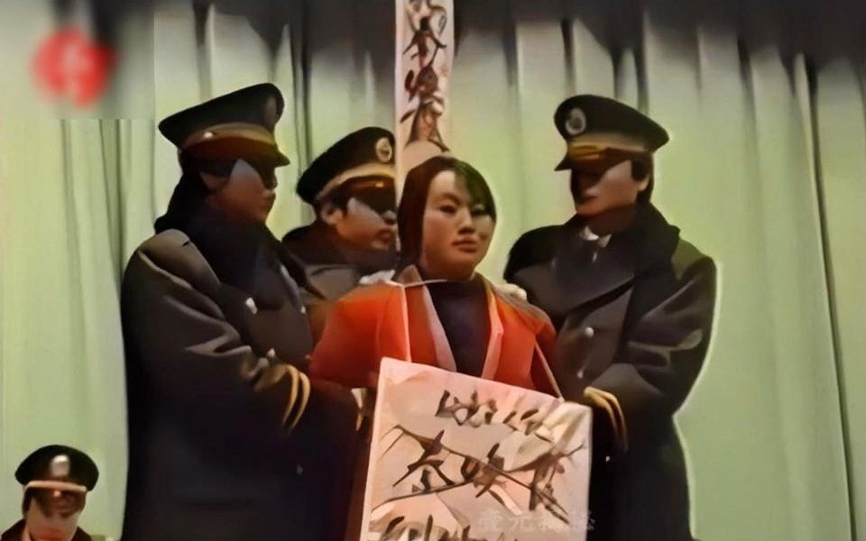 90年代初,河南某地槍斃死刑犯的真實影像,穿著紅衣囚犯受審時全程面無