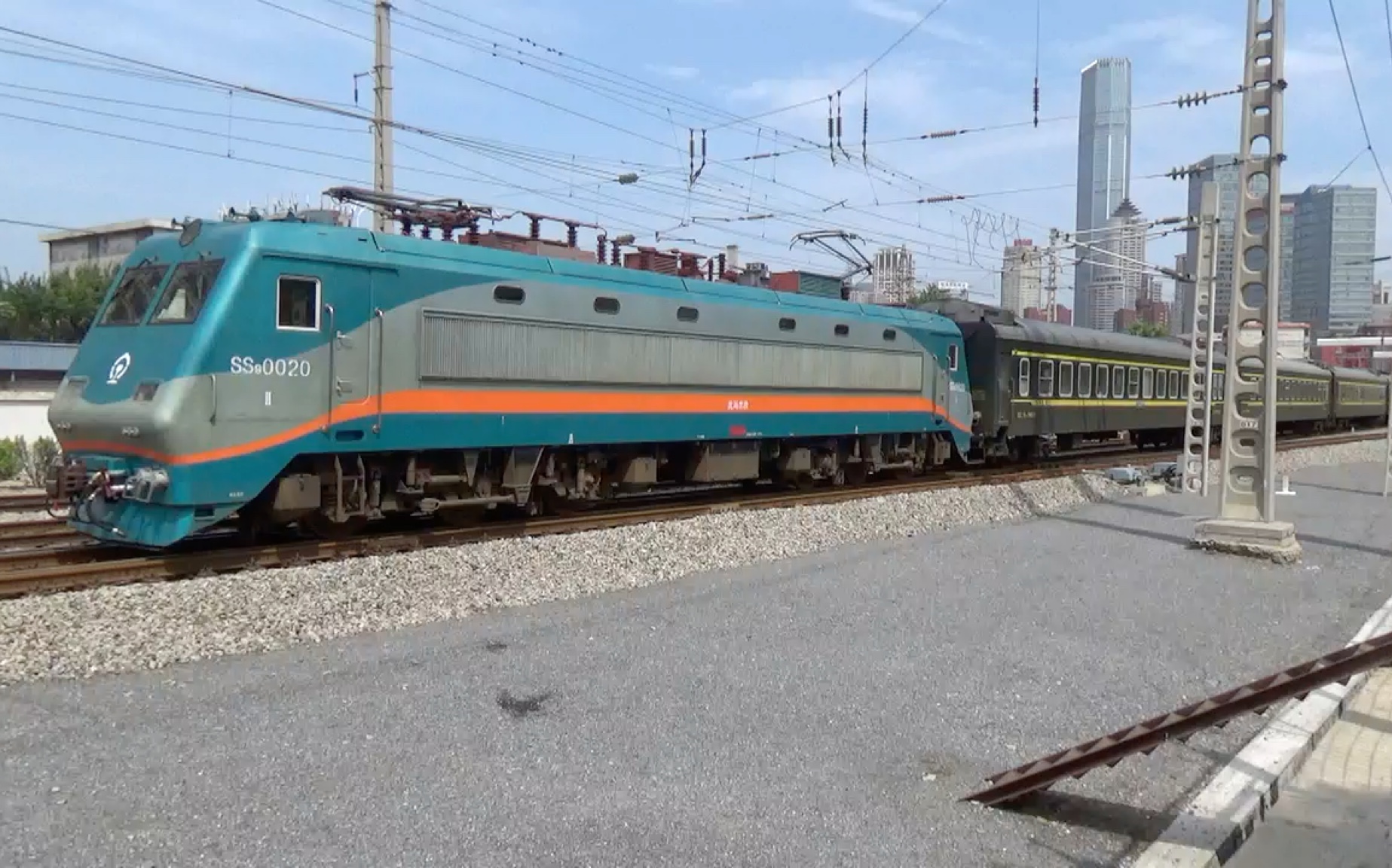 沈局沈段ss9-0020牵引2061次列车通过