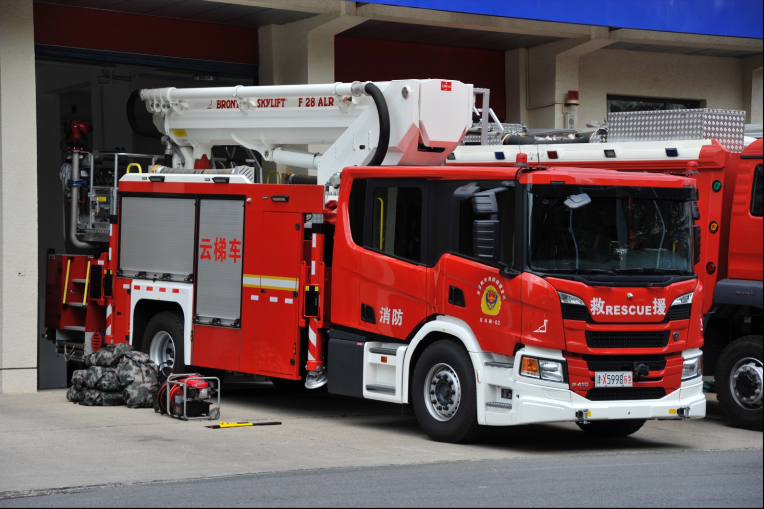 skylift f28 alr 斯堪尼亚p410芬兰博浪涛28米主战登高消防车车场日