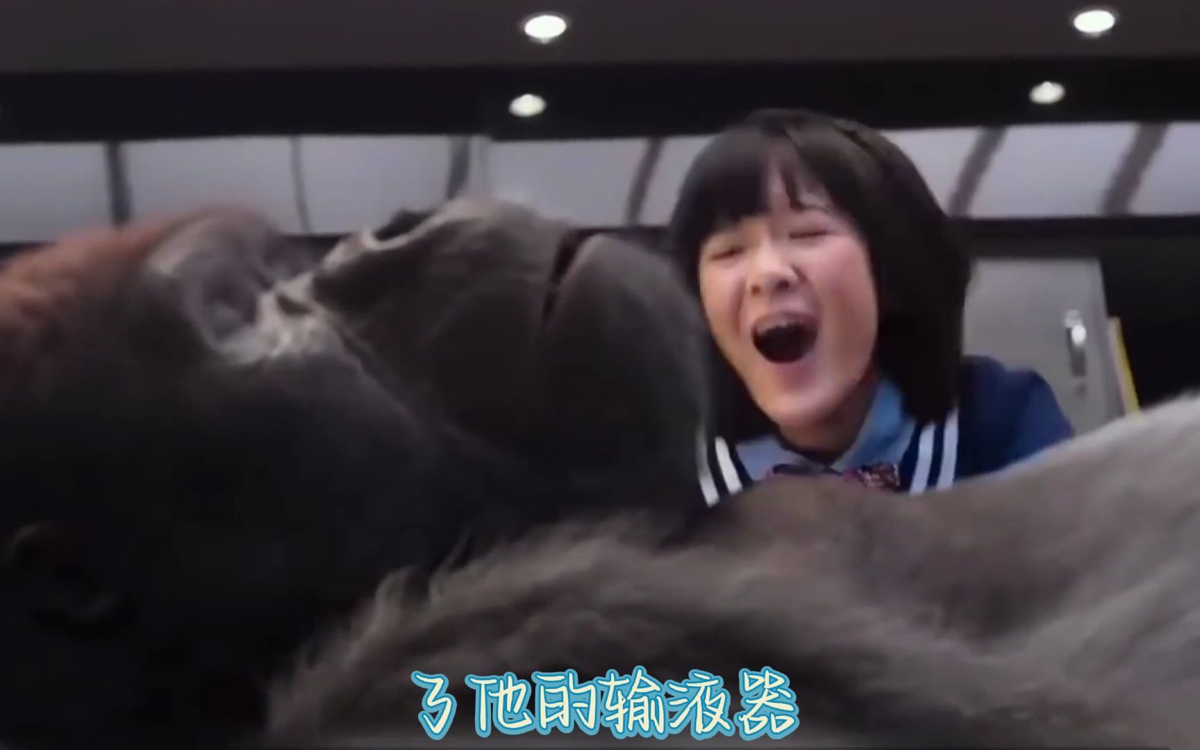 [图]电影解说《王牌巨猩》上集 大猩猩既然会打棒球 女孩为了拯救马戏团 带大猩猩出国打棒球 能轻易的把球击碎 还成了职业选手