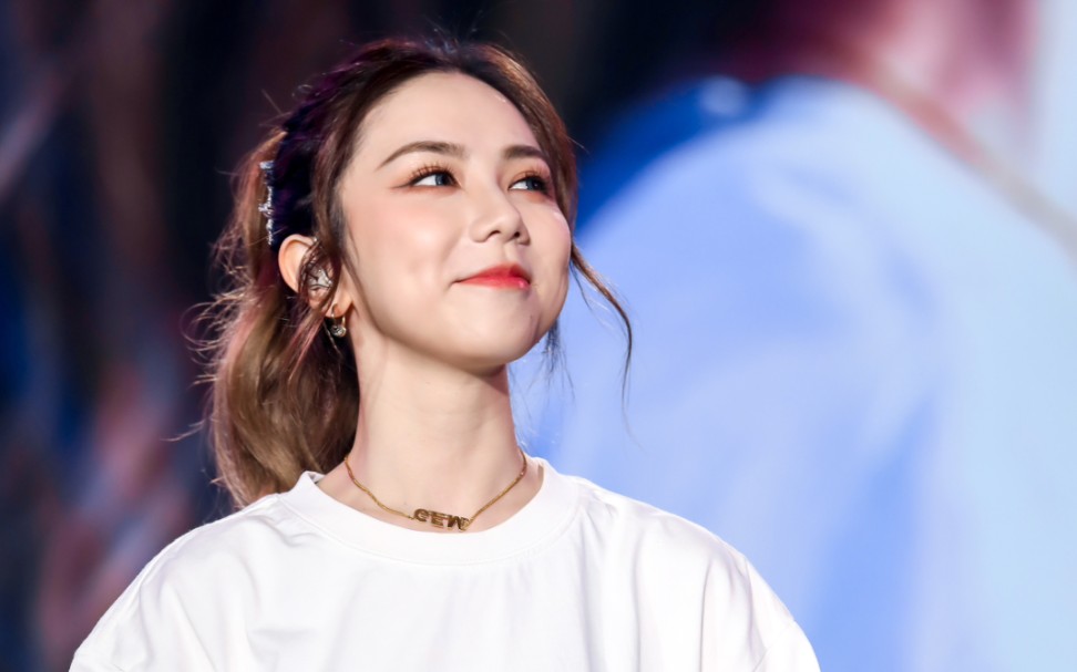 【饭拍视角】邓紫棋汕头亚青会馆蓝妹啤酒音乐会《泡沫》