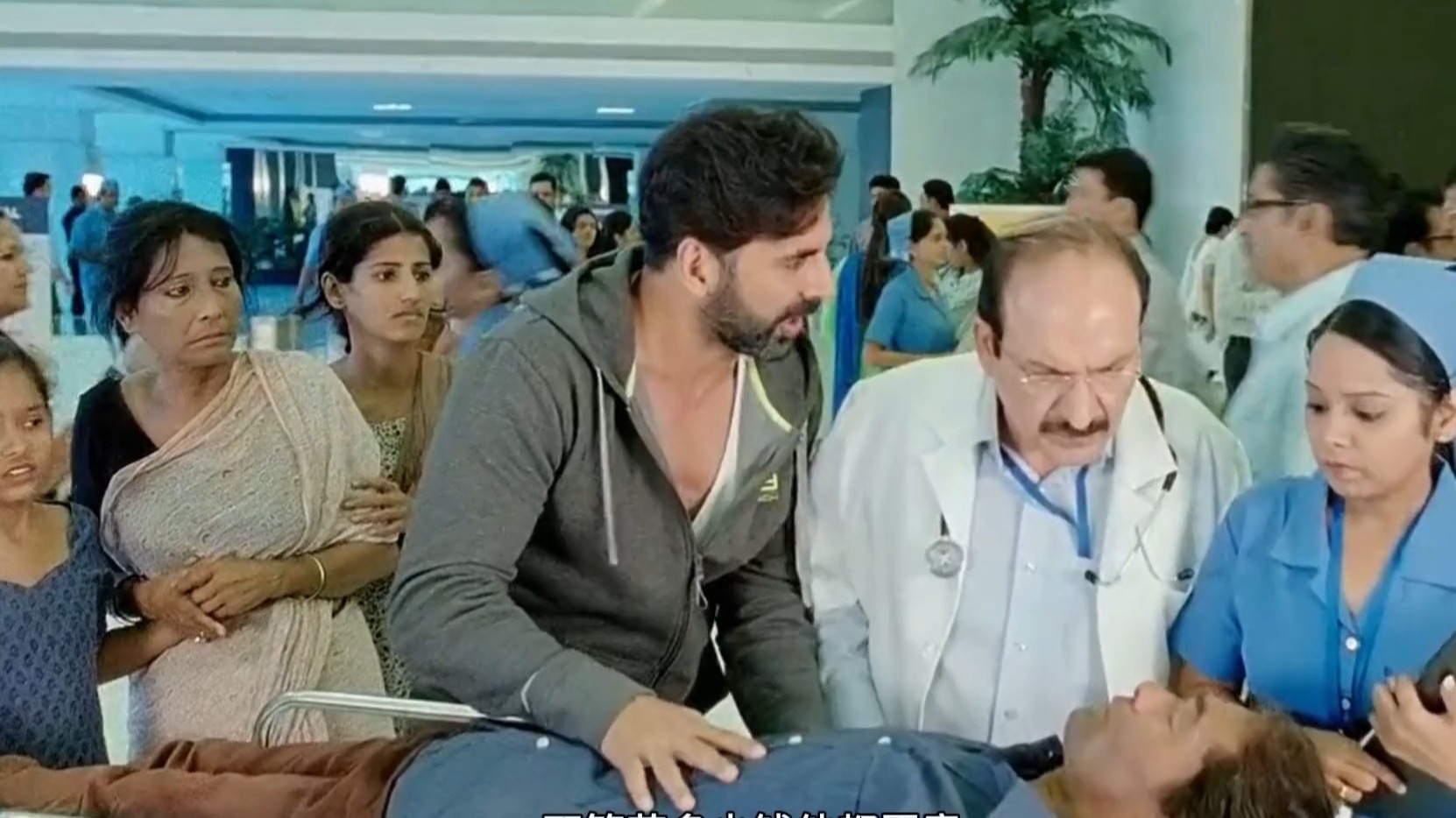 男人把尸体送去医院,医生却假装进行抢救,印度电影《正义降临》