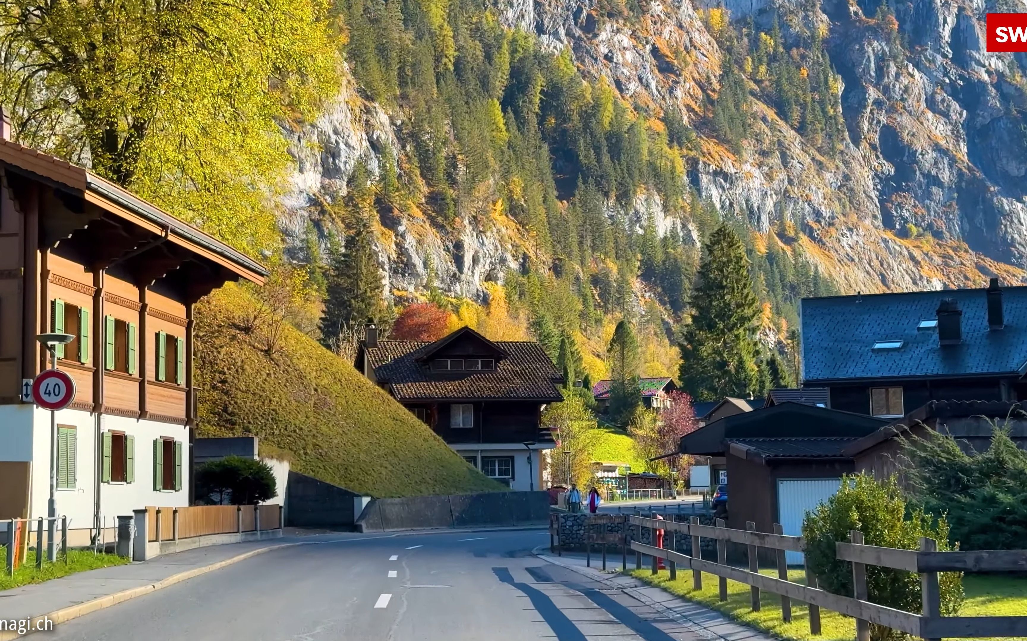 [图]【4K】🍂 瑞士🇨🇭 🍁劳特布龙嫩山谷的金色秋天 五彩缤纷的秋天氛围 |