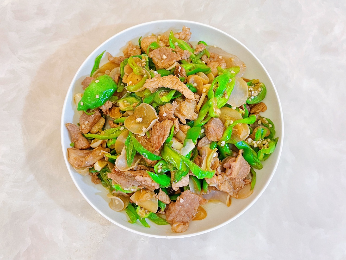 今天给大家分享一道湖南家庭餐桌上必备的农家小炒肉