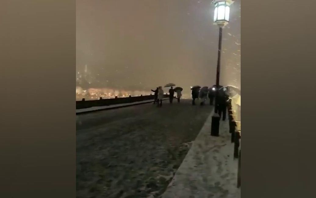 [图]初雪，百人断桥合唱《断桥残雪》，场面一度十分壮观