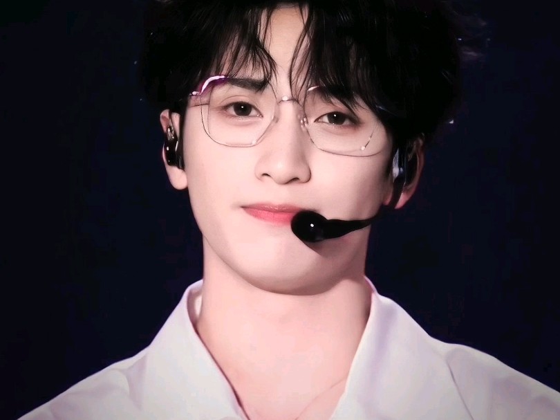 他戴眼镜好绝!本人对戴眼镜好看的男孩子真的毫无抵抗力!