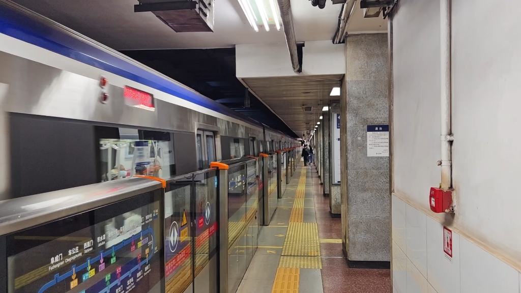 北京地铁二号线长修车02005出站