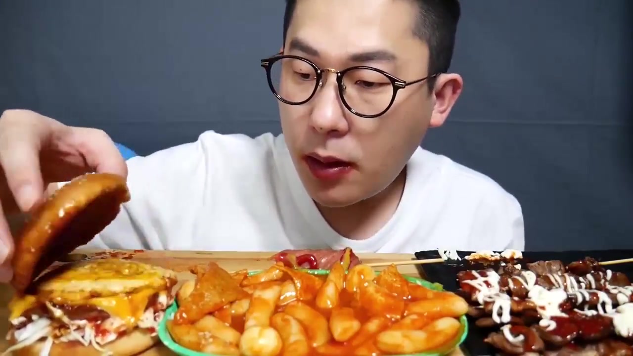 韩国吃播咀嚼音眼镜小哥一边吃韩国火鸡面伴随着各种高热量食品真过瘾