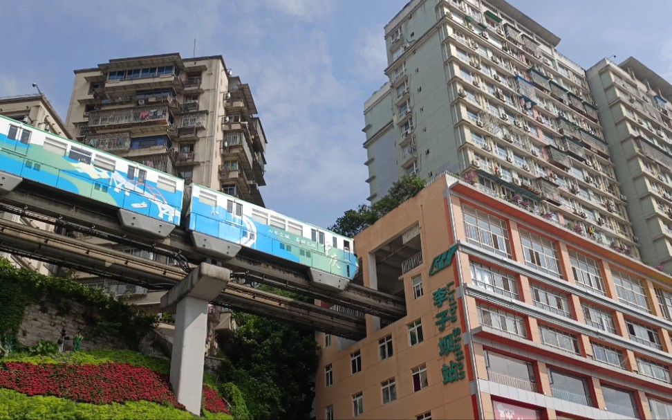 顶着大太阳,等列车过来.终于亲自记录重庆特色"火车穿楼"