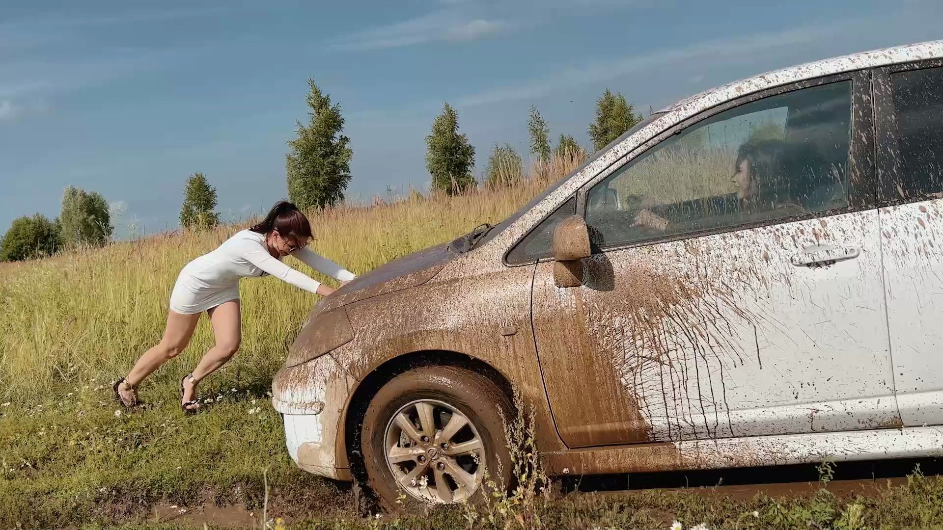 [图]car-stuck-two-sisters-get-stuck-hard-in-the-mud-on-their-way-to-a-party