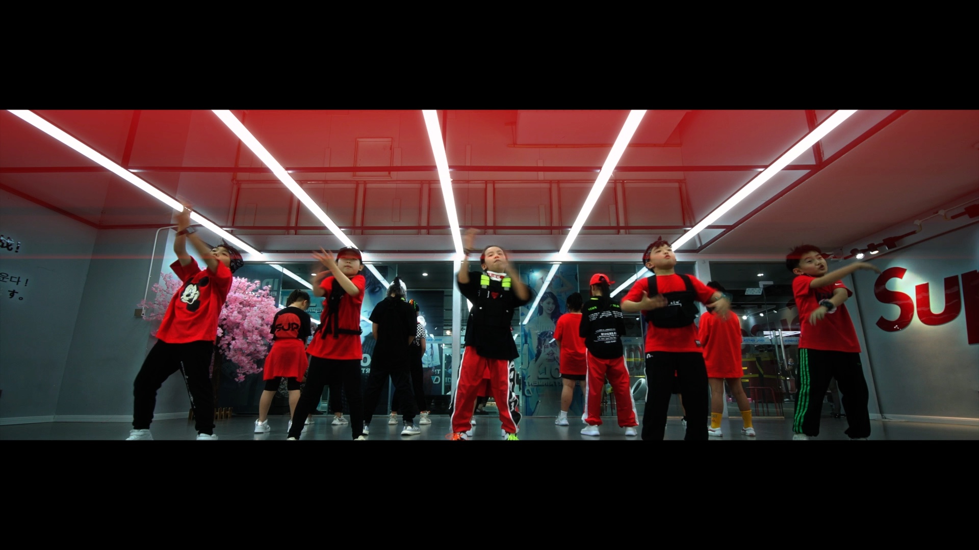 danceholic孩子们一首【巴比龙】送给王嘉尔队长