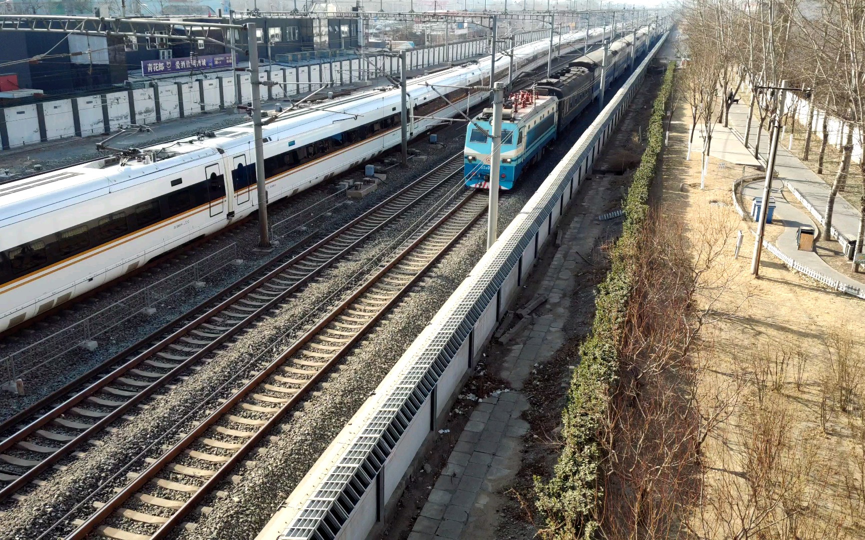 4.11]京沪线,北京翠林天桥拍摄ss8—0124牵引y512通过北京南站