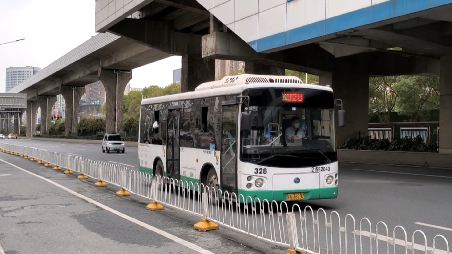 328路2015年扬子江威虎运行随拍,在古田二路偶遇威虎!