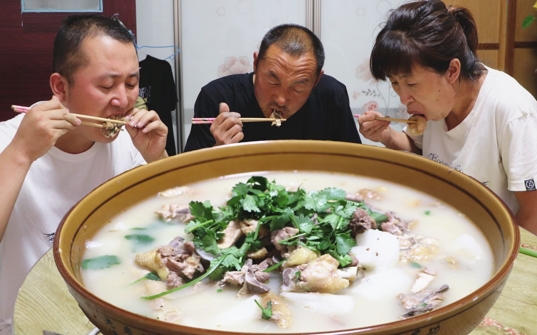 今天做一道养生菜“山药炖鸡”汤色奶白,鸡肉软烂,口味醇香哔哩哔哩bilibili