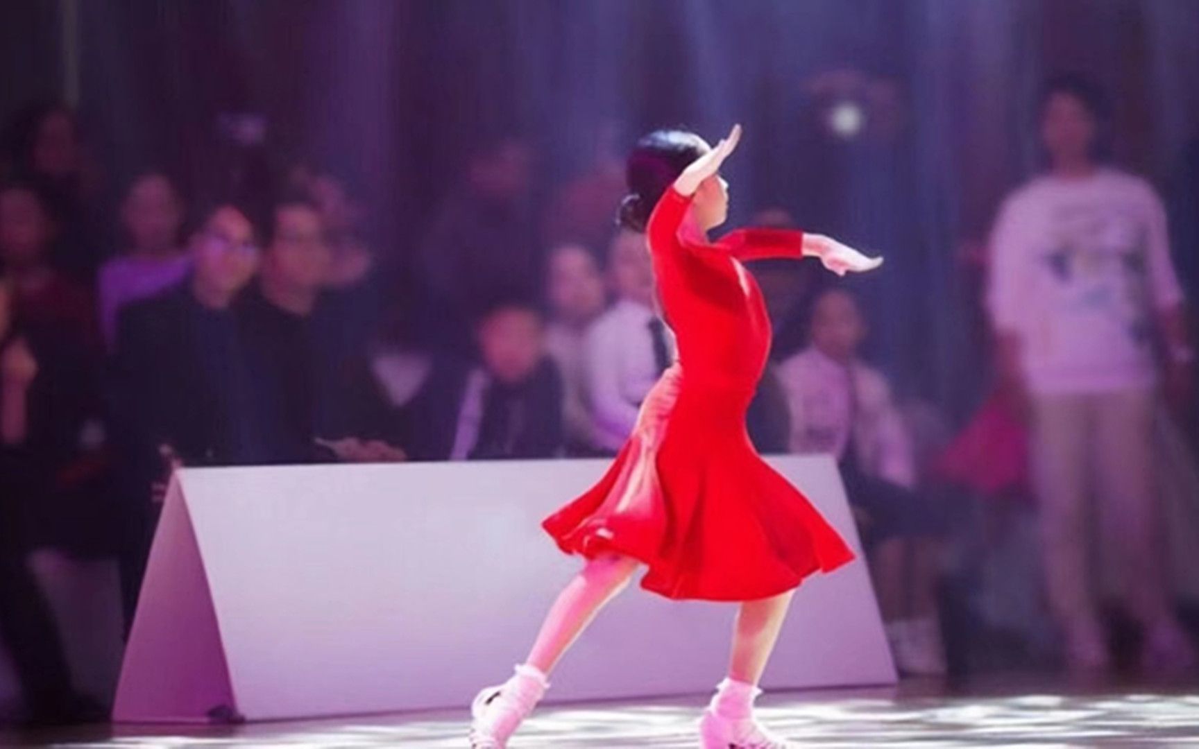 孙俪晒小花妹妹跳拉丁舞,充满活力和自信,网友:传承超哥基因