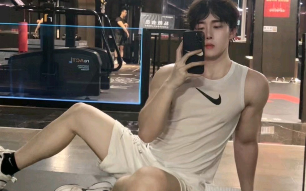 肌肉帅哥在健身房娱乐