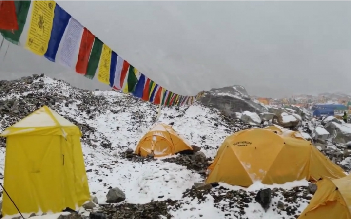 登山者实拍尼泊尔地震引起珠峰大本营雪崩 @柚子木字幕组哔哩哔哩bilibili