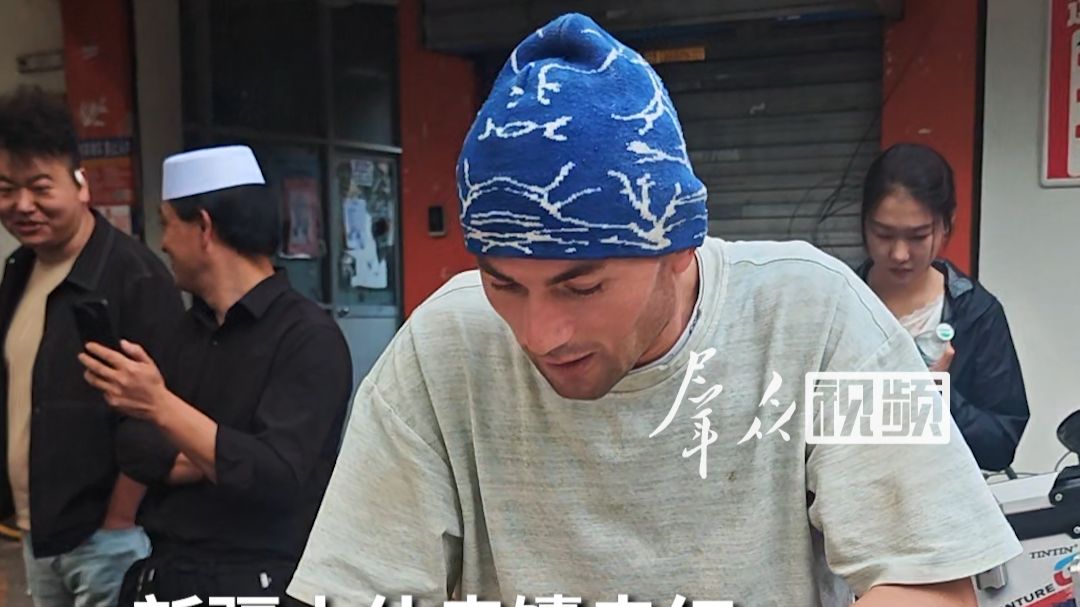 近日，一新疆小伙在西安卖馕走红，引发大量网友关注，亲切称呼小伙为“阿达西”。小伙同事表示，每天限量供应不加量。盈利虽然不多，但为留住