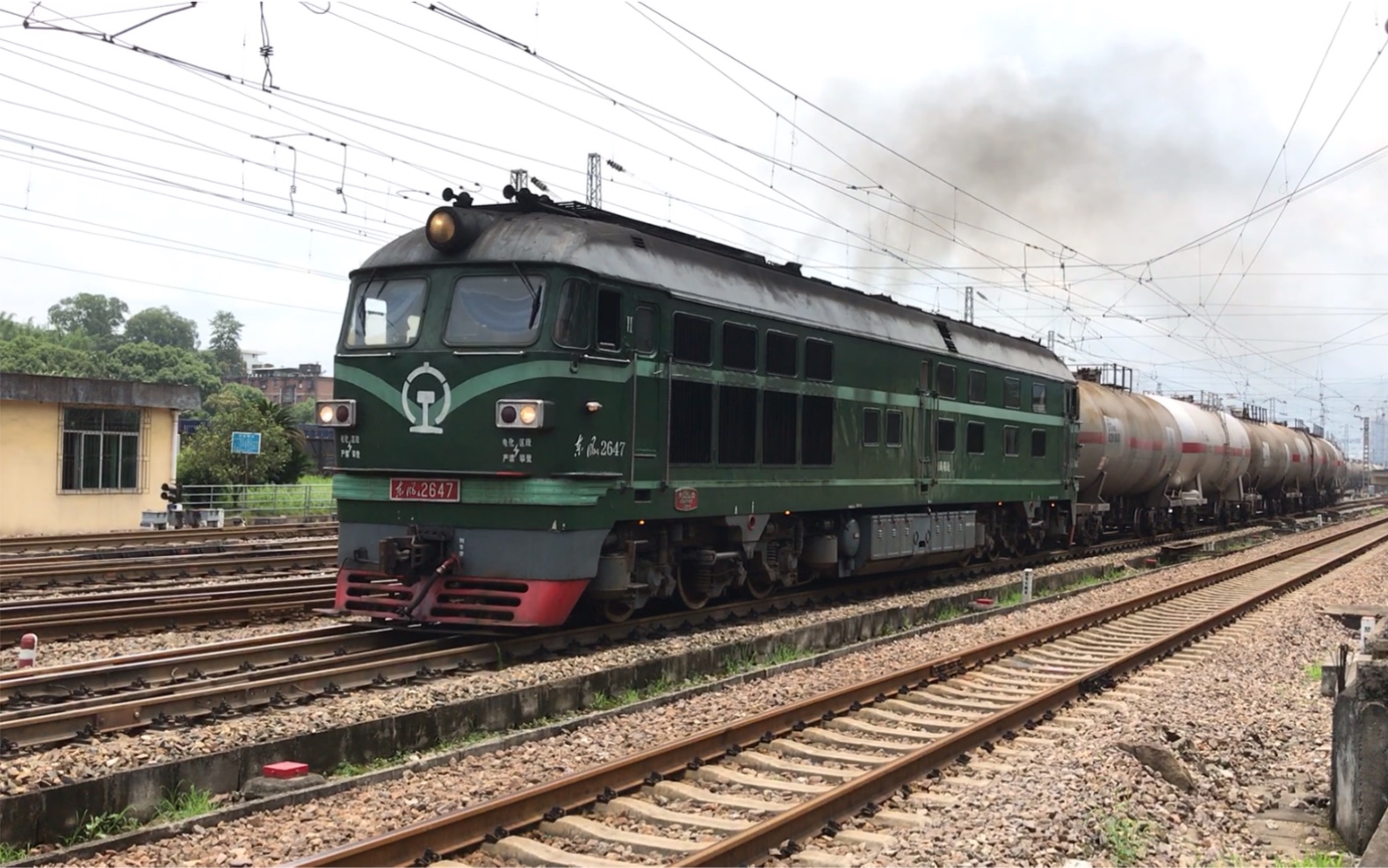 漳龙线大西瓜东风4b牵引短编油罐车出站
