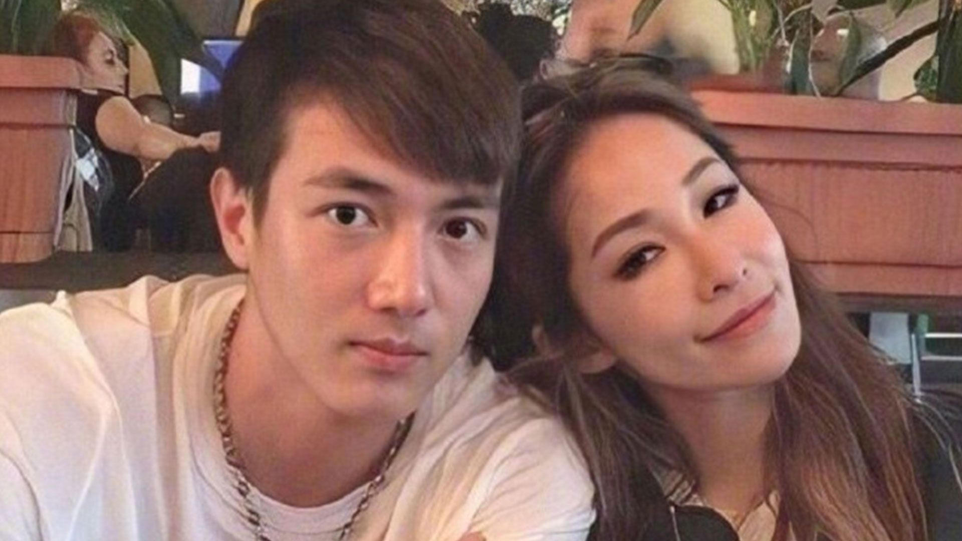 萧亚轩前男友黄皓疑当爸,晒手捧婴儿脚丫照,去年承认与邻居结婚