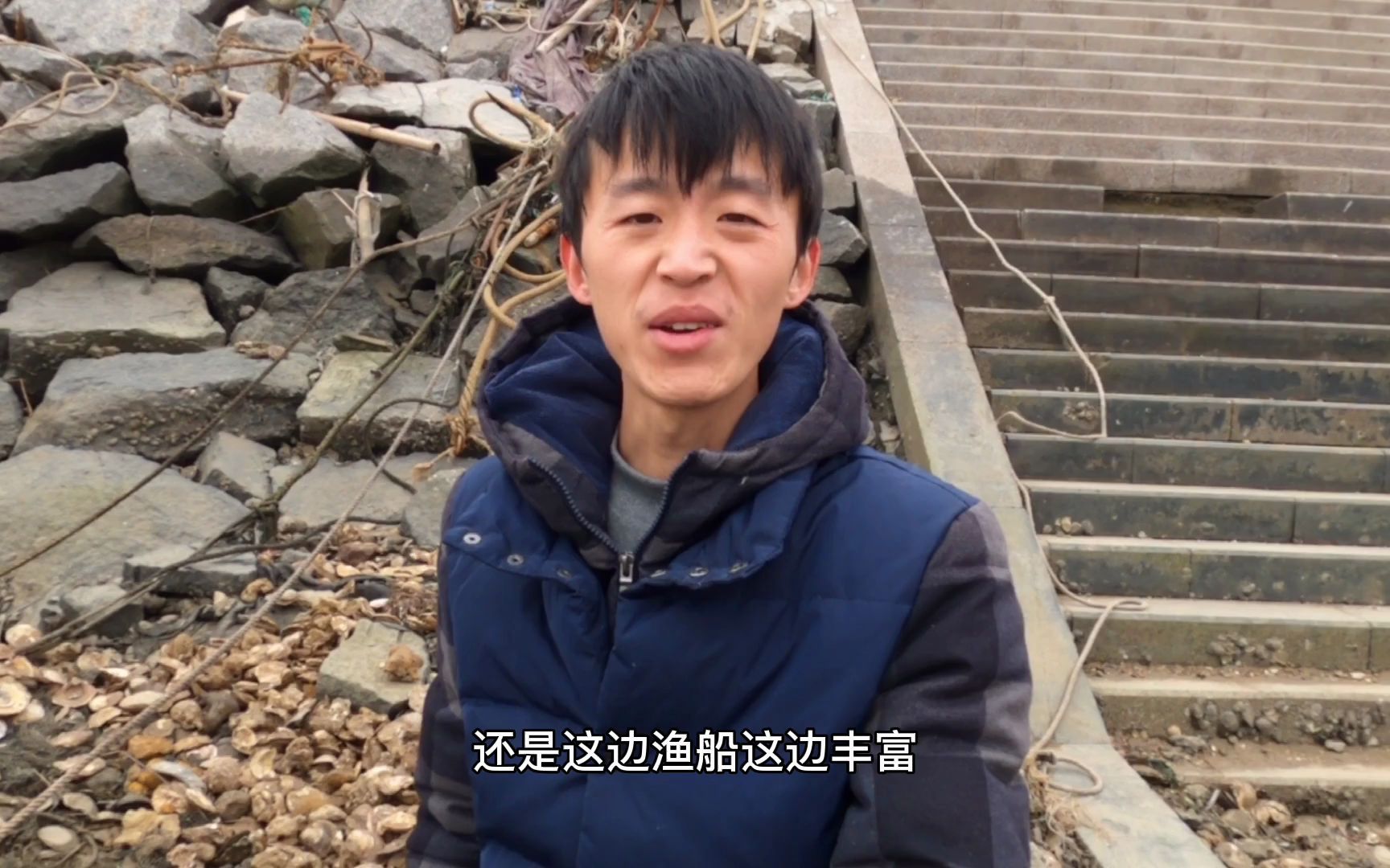 退潮后渔民扔了好多海鲜大汉赶海渔船边上捡漏一堆海螺