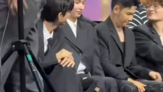 ❤️offgun♥20250907合理怀疑是关钟鹏你把小宝挤下去的，这次男粉有点拘谨啊，都好可！#offgun #offgun全世界最甜