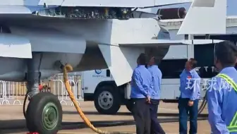 “怎么折都有面！”海军歼-15T落地珠海，记者超近距离看机翼折叠