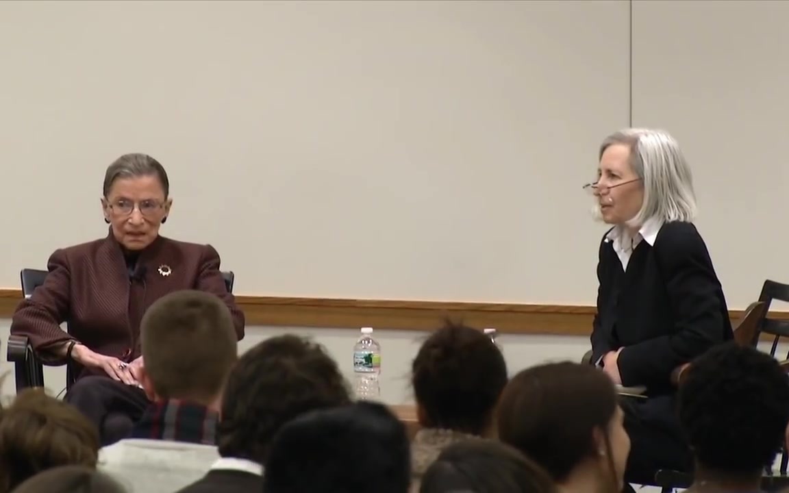 [图]金斯伯格大法官在哈佛大学法学院的讲座A conversation with Ruth Bader Ginsburg at HLS