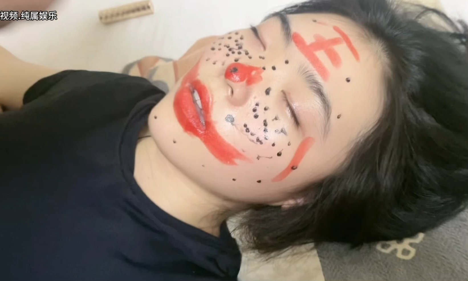 20岁妹妹睡觉爱流口水,哥哥出馊主意给她画个麻子脸,这下玩大了