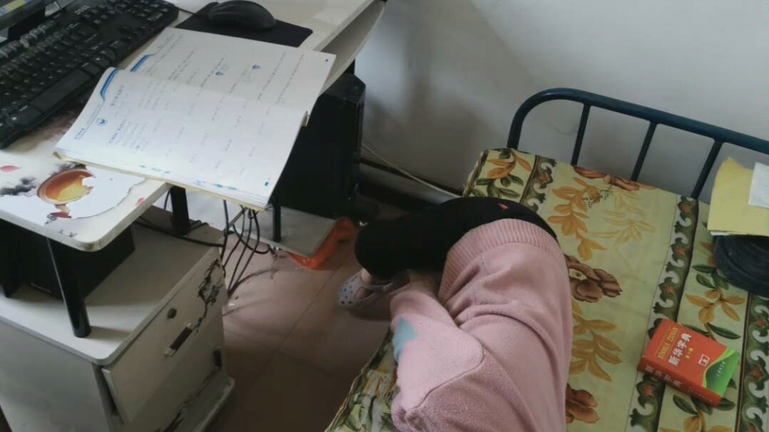 嘻嘻嘻,网课睡着了,是有多累