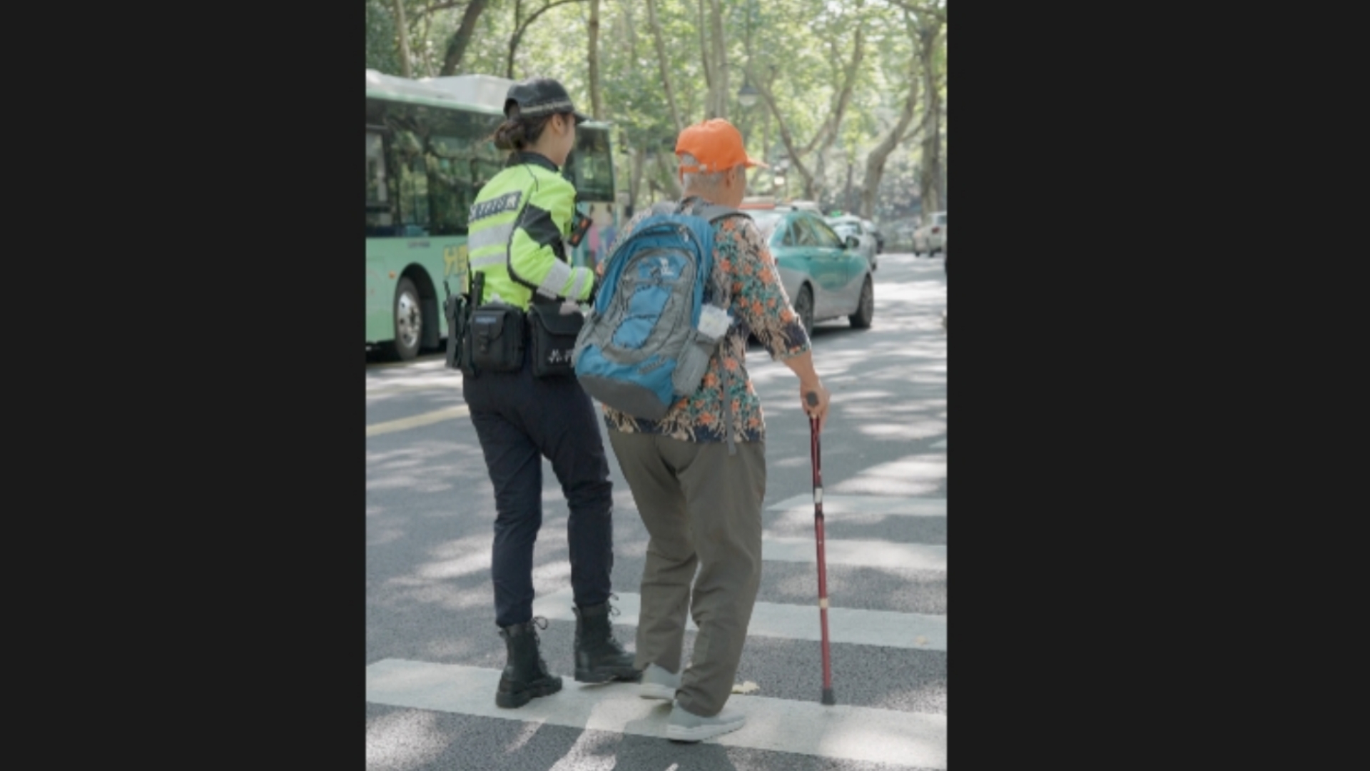 杭州兔子警官搀扶老人过马路,路人直夸:好有爱心哔哩哔哩bilibili