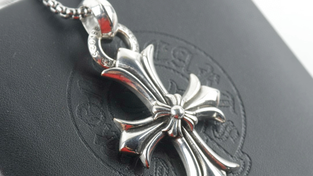 chrome hearts 克罗心 十字花项链千玺等众多明星无限上身款,四季百搭