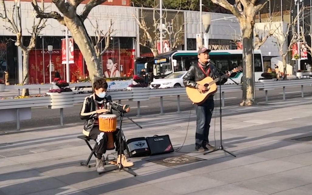 流浪歌手街头卖唱黄昏本以为难以入耳谁料开口竟是王者
